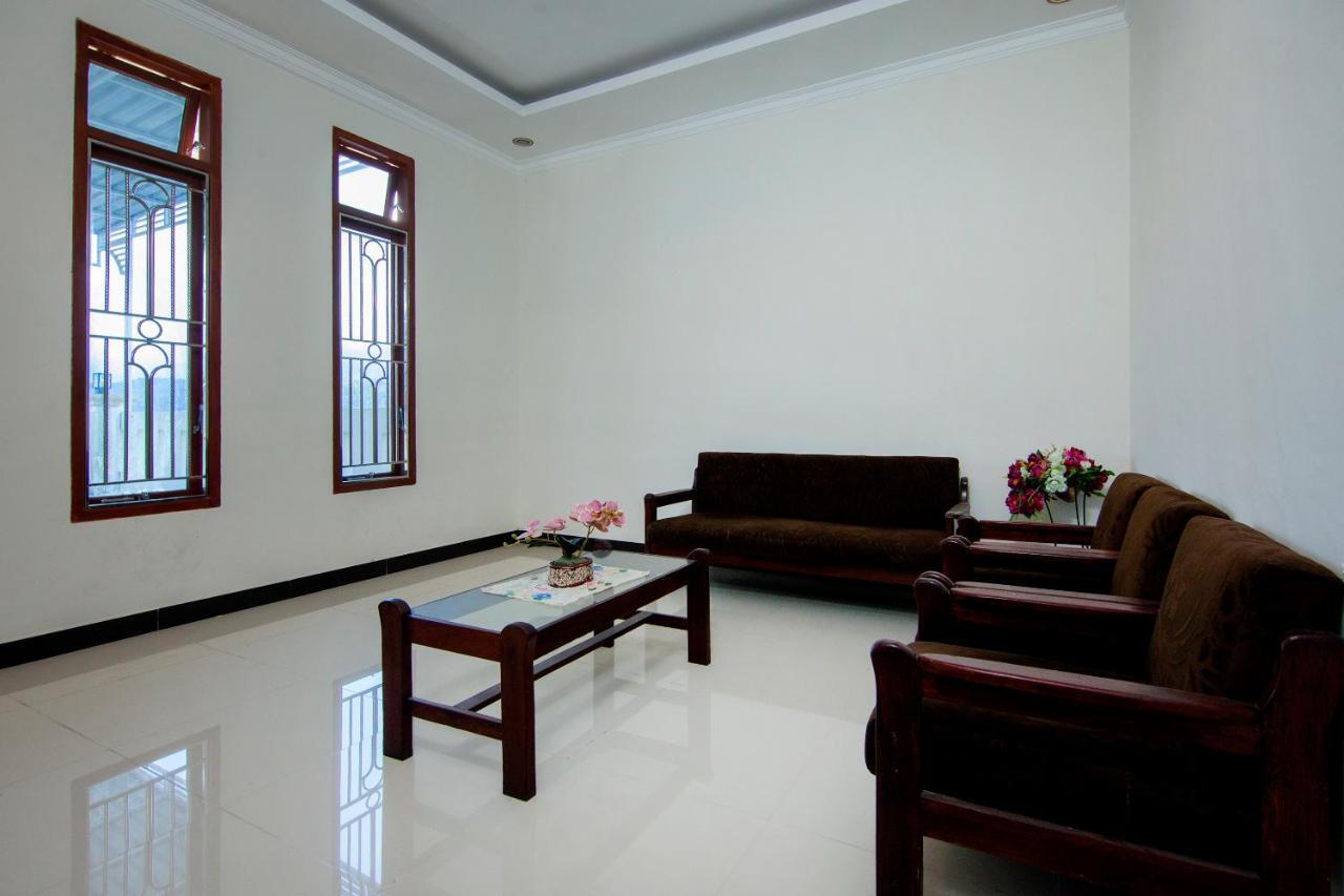 Oyo 2220 Pink'S Guest House Tarutung Экстерьер фото